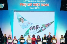 Trao Giải thưởng Phụ nữ Việt Nam cho 5 tập thể và 10 cá nhân