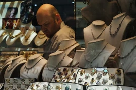 Giá vàng ở Mỹ rời khỏi mức cao nhất trong 3 tuần qua