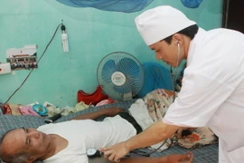 Thượng tướng Ngô Xuân Lịch thăm thương bệnh binh ở Hà Nam