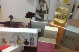 Phát hiện gần 1.700 lọ nước hoa giả nhãn hiệu nổi tiếng