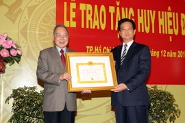 Trao Huy hiệu 55 tuổi đảng cho nguyên Thủ tướng Phan Văn Khải