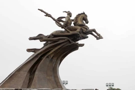 Ra mắt Tượng vàng Thánh Gióng chào mừng Giải phóng Thủ đô