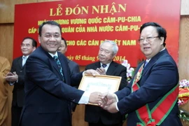Đón nhận Huân chương do Vương quốc Campuchia trao tặng