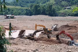 Hà Tĩnh: Bắt giữ 10 đối tượng khai thác vàng trái phép