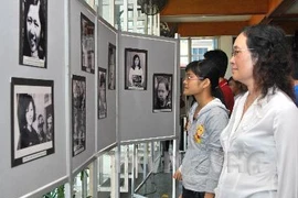 Triển lãm ảnh phụ nữ miền Nam trong hai cuộc kháng chiến (Nguồn: TTXVN)