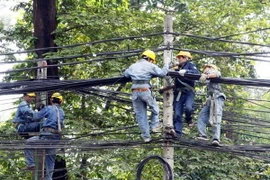 Hà Nội sắp xếp lại đường dây, cáp đi nổi trên các tuyến phố