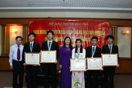 Trao bằng khen cho 5 học sinh đoạt giải Olympic Vật lý quốc tế