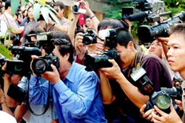 Xuất bản sách "100 bản quy tắc đạo đức nghề báo trên thế giới" 