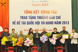 Tặng giải báo chí viết về Quốc hội và Hội đồng Nhân dân