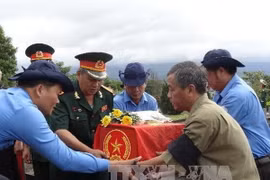 Truy điệu, an táng hài cốt liệt sỹ Việt Nam hy sinh ở Lào