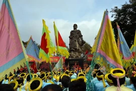 Người dân tham gia lễ hội trong tiết trời nắng ráo trên cả nước