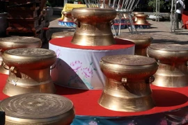 Điện Biên tiếp nhận phiên bản trống đồng, súng thần công 