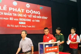 Trao tặng thiết bị thông tin liên lạc cho ngư dân Quảng Nam