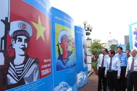 Triển lãm tranh cổ động "Hướng về biển đảo" tại Đà Nẵng