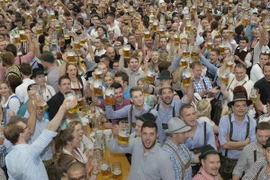 Hàng triệu du khách tham dự liên hoan bia truyền thống ở Đức