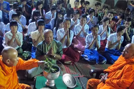 Ủy ban MTTQ thăm, tặng quà dịp lễ Dolta của đồng bào Khmer