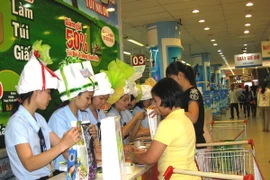 Hà Nội kiểm soát ô nhiễm môi trường do sử dụng túi nilông