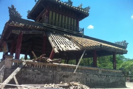 Tìm giải pháp khắc phục sự cố sạt đổ mái di tích Phu Văn Lâu