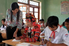 Giải quần vợt NTV tiếp sức học sinh nghèo đến trường