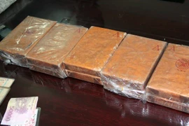 Bắt vụ vận chuyển gần 2 kg cần sa khô qua cửa khẩu Lao Bảo