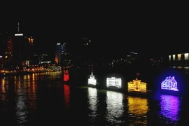 [Photo] Thành phố Hồ Chí Minh lần đầu tổ chức lễ hội thuyền đăng