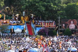 Hàng vạn du khách dự Lễ hội Quán Thế Âm năm 2014