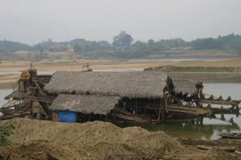 Xử phạt vụ khai thác vàng trái phép lớn nhất trên sông Lô