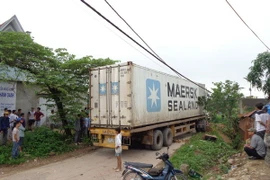 Lái xe mất thăng bằng, hai cô gái bị xe container cán chết