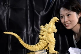Ra mắt tượng Godzilla bằng vàng ròng nặng 15kg tại Nhật Bản
