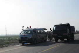 Xe khách lật nhào xuống ruộng, hàng chục người bị thương