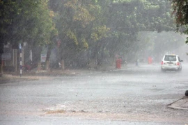 Nhiều vùng trên cả nước có mưa dông, đề phòng tố lốc