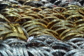 Vàng châu Á vững giá ở gần mức cao nhất trong ba tháng