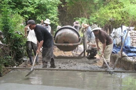 Hỗ trợ 3.000 tấn ximăng xây nông thôn mới Tây Nam Bộ