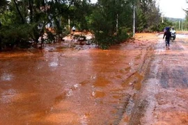 Tạm dừng sản xuất, khắc phục sự cố vỡ đập bùn đỏ ở Yên Bái