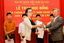 Trao học bổng của chính phủ cho con em Việt kiều Lào