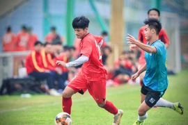 Tiền đạo Lê Đình Long Vũ (áo đỏ) trong đợt tập trung cùng Đội tuyển U17 Quốc gia. (Ảnh: VFF)