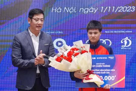 Ban Tổ chức Giải thưởng Cúp Chiến thắng 2023 trao phần thưởng đặc biệt cho Vận động viên Lê Văn Việt. (Ảnh: Việt Anh/Vietnam+)