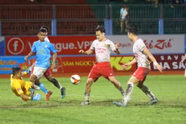 Đương kim vô địch Công an Hà Nội (áo trắng) nhận thất bại 1-2 trước chủ nhà Khánh Hòa. (Ảnh: TTXVN phát)