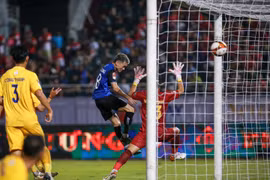Tiền vệ Bùi Ngọc Long đánh đầu mở tỷ số trong chiến thắng 2-0 của Câu lạc bộ Thành phố Hồ Chí Minh trước Khánh Hòa. (Ảnh: hcmfc) 