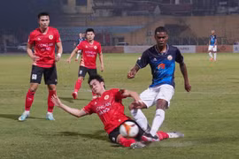 [Photo] VAR vào cuộc, Công an Hà Nội chia điểm trên sân nhà 
