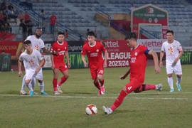 VAR 'tặng quà,' CLB Viettel nhọc nhằn giành chiến thắng đầu mùa