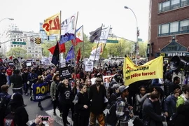 Người dân Baltimore tuần hành phản đối cảnh sát liên quan đến cái chết của Freddie Gray tại New York ngày 1/5. (Nguồn: AFP/TTXVN)