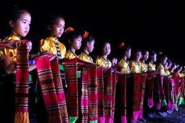 Biểu diễn các điệu xòe Thái cổ. (Ảnh: Thế Duyệt/TTXVN)