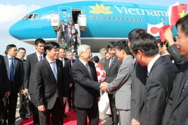 Cán bộ, nhân viên Đại sứ quán cùng đại diện Việt kiều và lưu học sinh Việt Nam đón Tổng Bí thư Nguyễn Phú Trọng tại sân bay Haneda. (Ảnh: Trí Dũng/TTXVN)