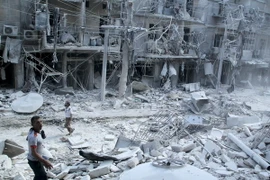 Cảnh đổ nát sau một vụ không kích ở Al-Shaar, Aleppo ngày 17/9. (Nguồn: Reuter/TTXVN)