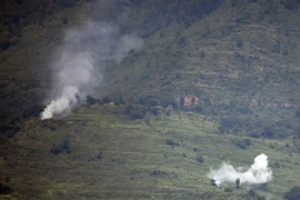 Khói bốc lên sau các vụ đấu pháo giữa lực lượng biên phòng Ấn Độ và Pakistan tại khu vực tranh chấp Kashmir ngày 18/8. (Nguồn: AFP/TTXVN)