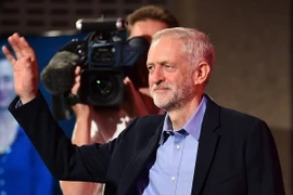 Ông Jeremy Corbyn trước những người ủng hộ sau khi đắc cử Chủ tịch Công đảng Anh tại London ngày 12/9. (Nguồn: AFP/ TTXVN)