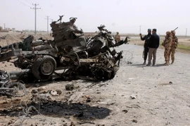 Cảnh sát điều tra tại hiện trường một vụ đánh bom tại Afghanistan. (Nguồn: THX/TTXVN)