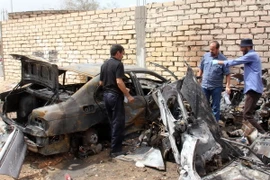 Nhân viên an ninh điều tra tại hiện trường vụ đánh bom ở Libya. (Nguồn: THX/TTXVN)