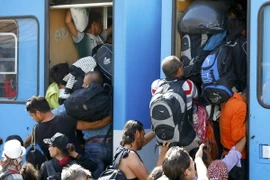 Người di cư chen lên tàu tại nhà ga ở Beli Manastir, Croatia ngày 18/9. (Nguồn: Reuters/TTXVN)